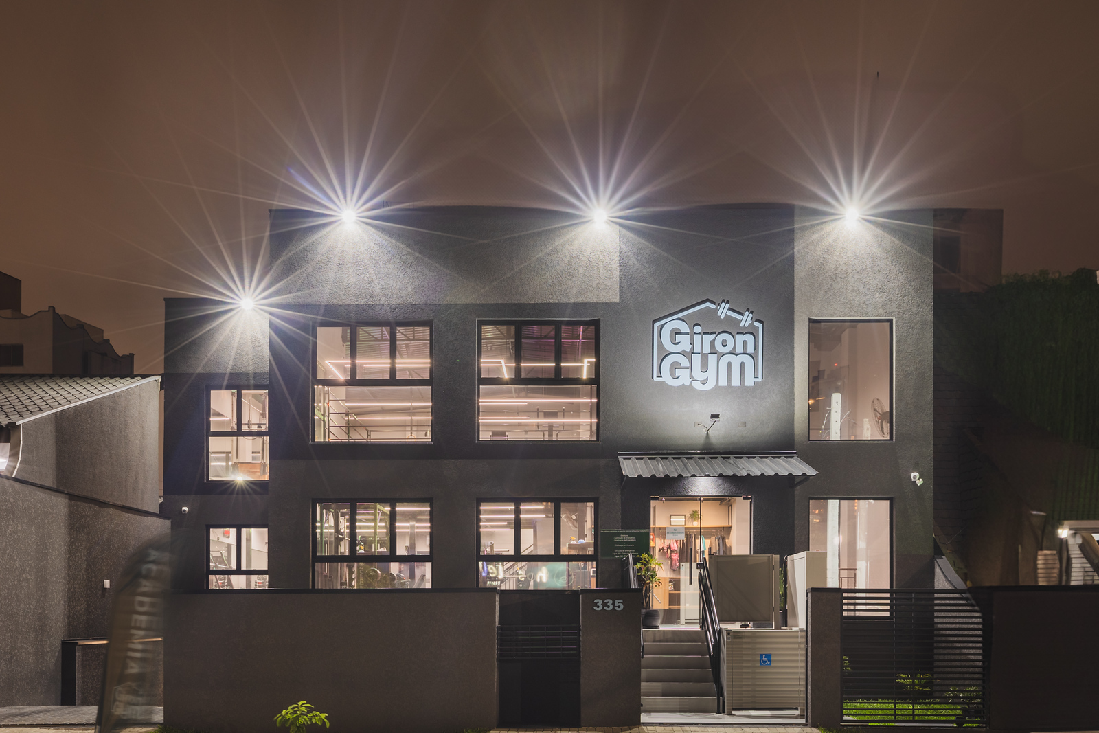Fachada da Giron Gym no bairro Água Verde à noite