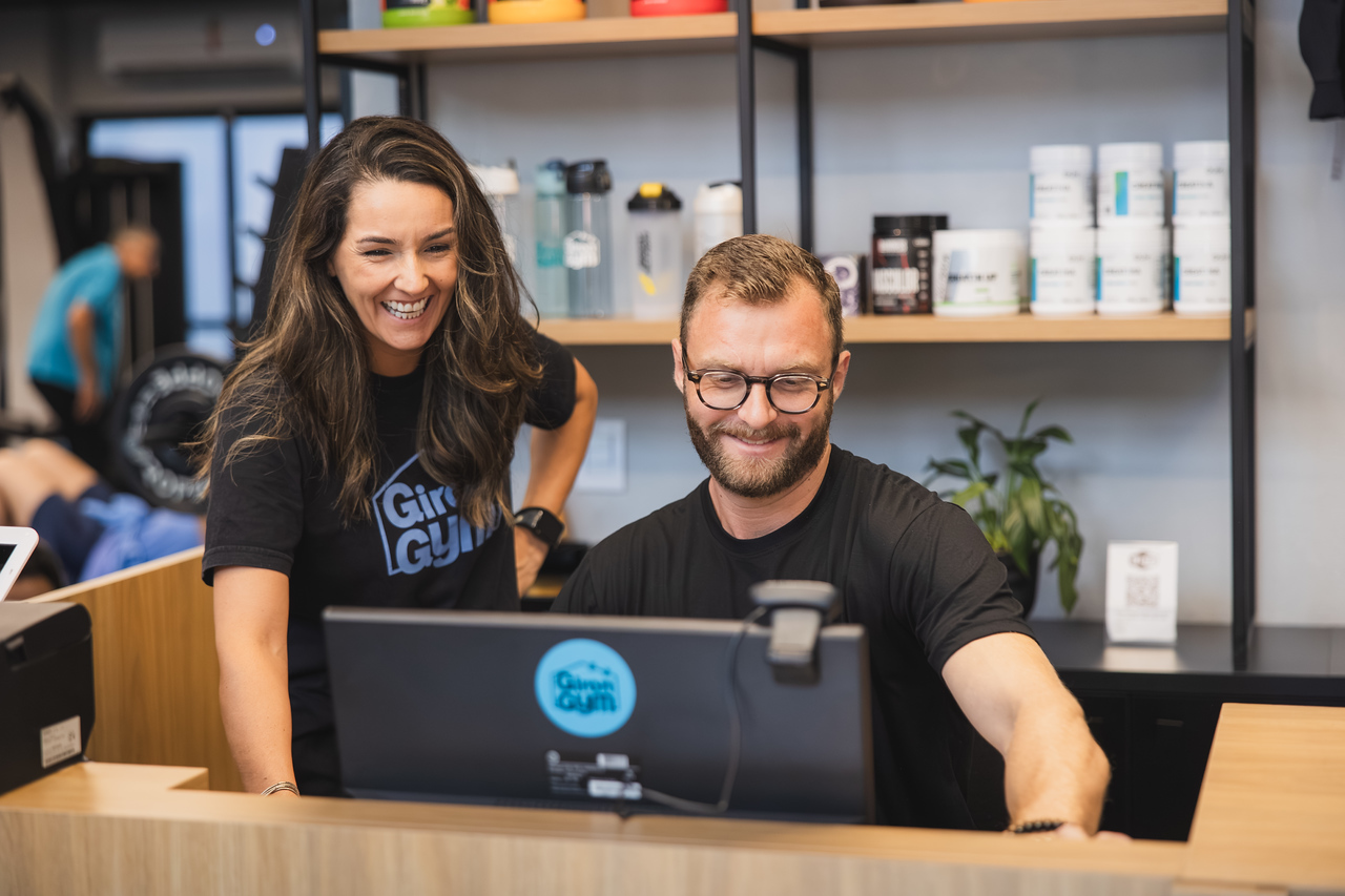 Equipe Giron Gym recebendo os alunos na recepção
