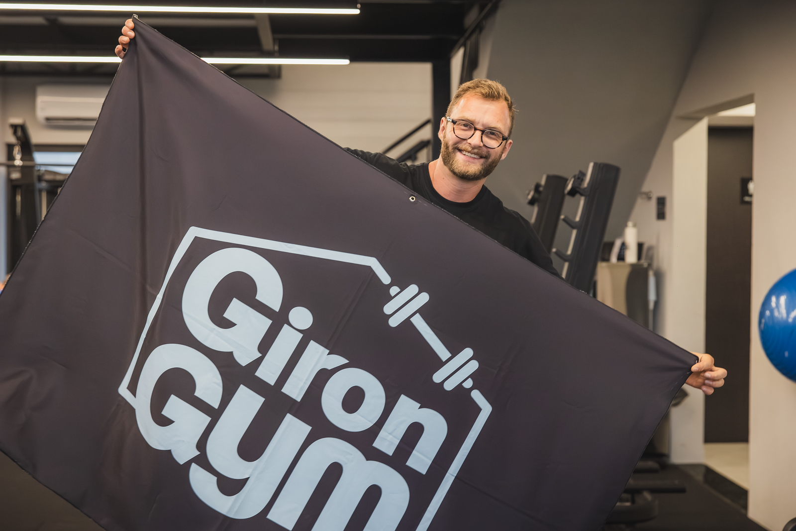 Rodrigo segurando a bandeira da Giron Gym